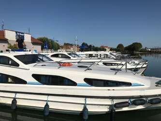 Long-distance taxi and private transfers to Le Boat bases - Migennes moored boats